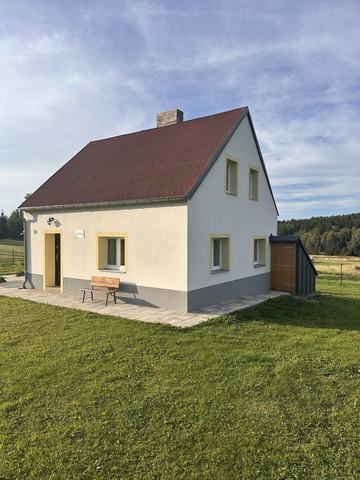 Chaloupka Sedmikráska — bílý dům se zahradou